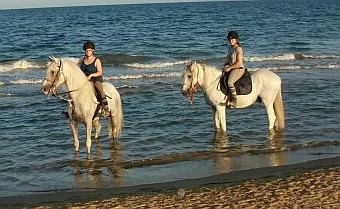 Reiten am Strand in Spanien